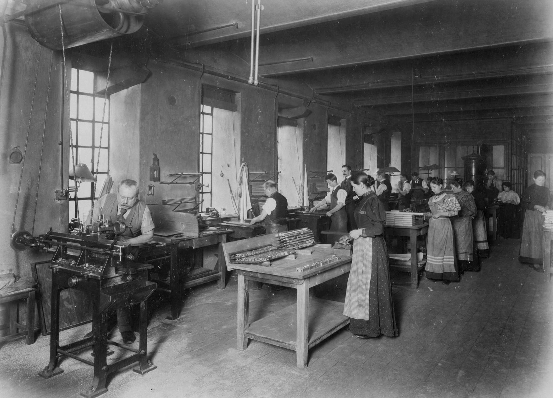 Historisches Foto und Blick in eine Schriftgiesserei mit ein paar ...